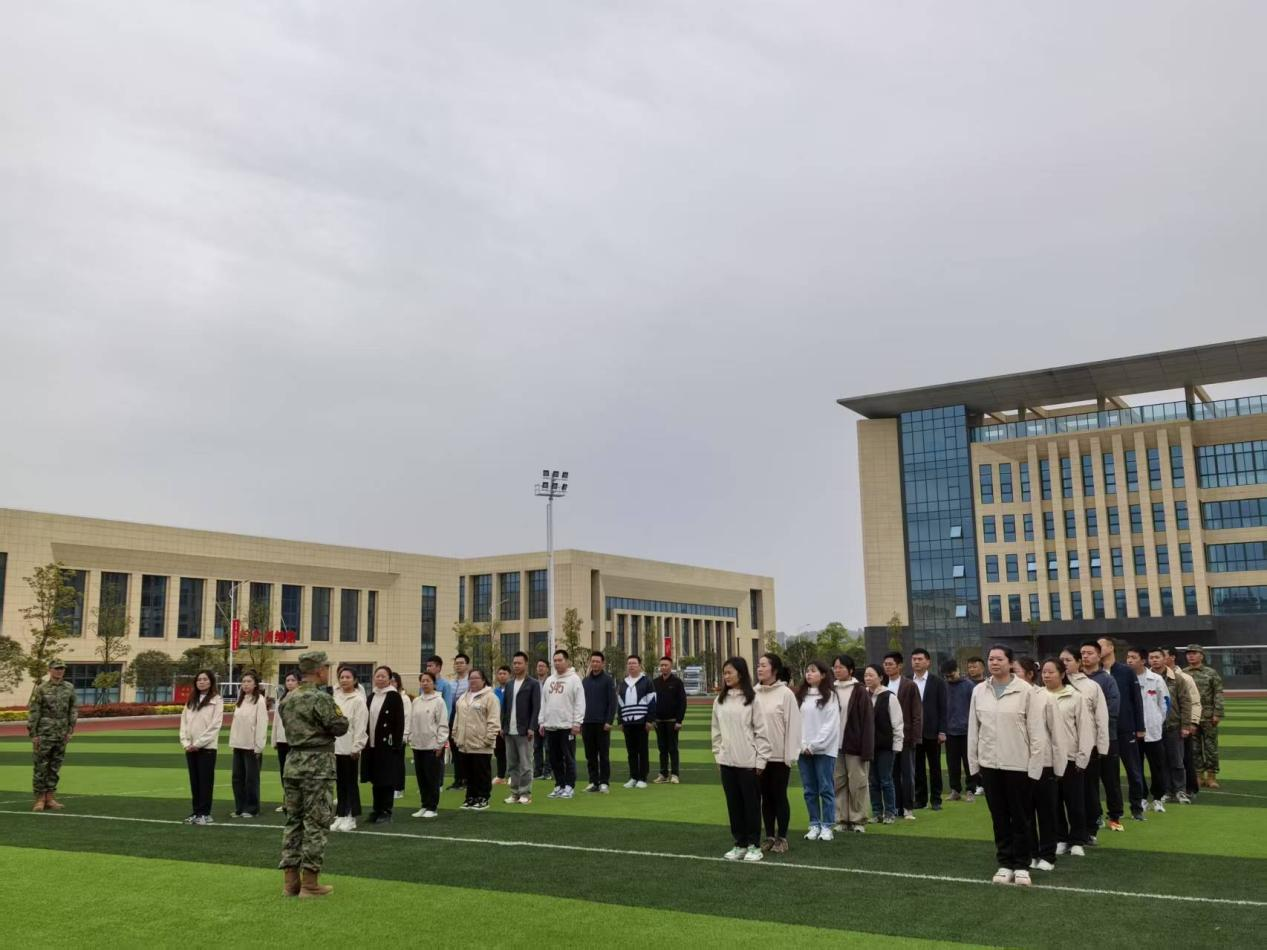 強化國防教育，錘煉責任擔當